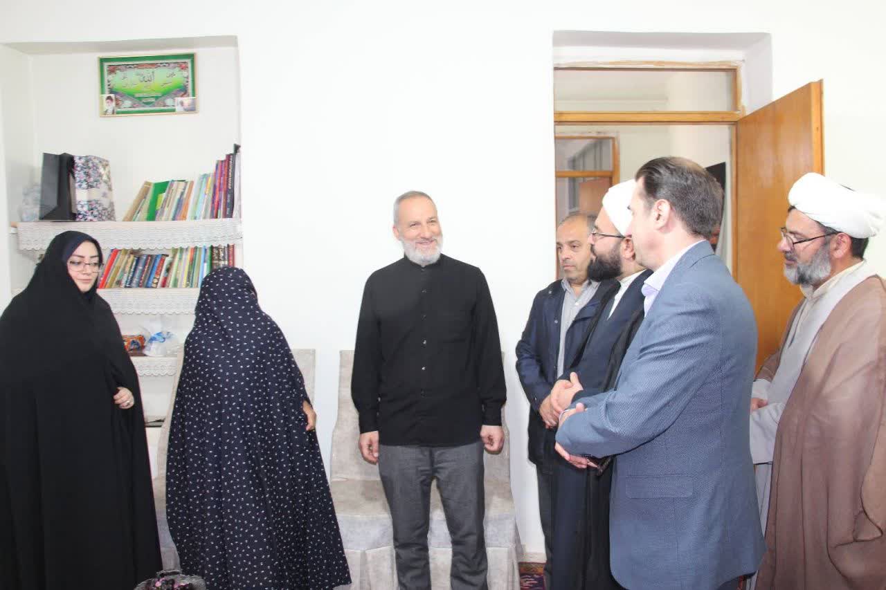 تجلیل از خانواده دانشمند شهید هستهای در اسکو / کاشت نهال و غبارروبی مزار شهدا به یاد دانشمند هسته ای شهید حسین ذکی دیزجی