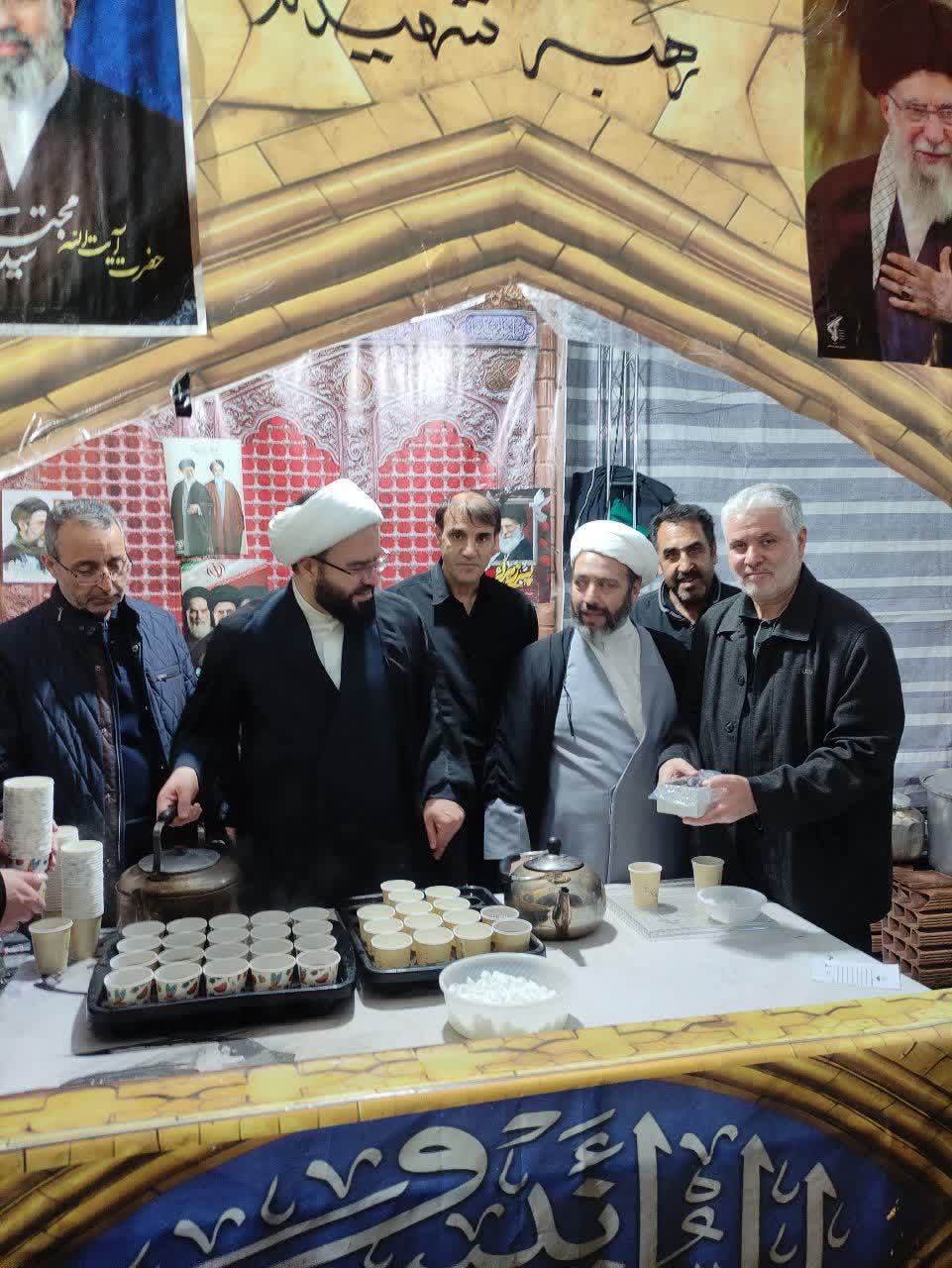 تداوم خدمترسانی موکب شهدای سنگرسازان بیسنگر در سیوپنجمین شب حضور حماسی مردم تبریز /پذیرایی از مردم تبریز با ۲۵۰۰ پرس غذای گرم در موکب جهاد کشاورزی آذربایجان شرقی در میدان ساعت