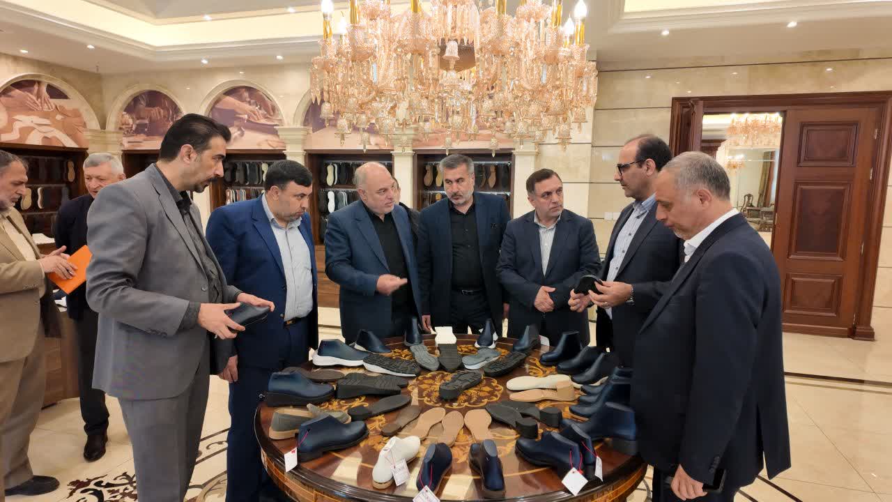 عزم صمت آذربایجان شرقی برای تقویت زنجیره راهبردی کفش تبریز / اشتغال مستقیم بیش از ۳۰ هزار نفر در صنعت کفش