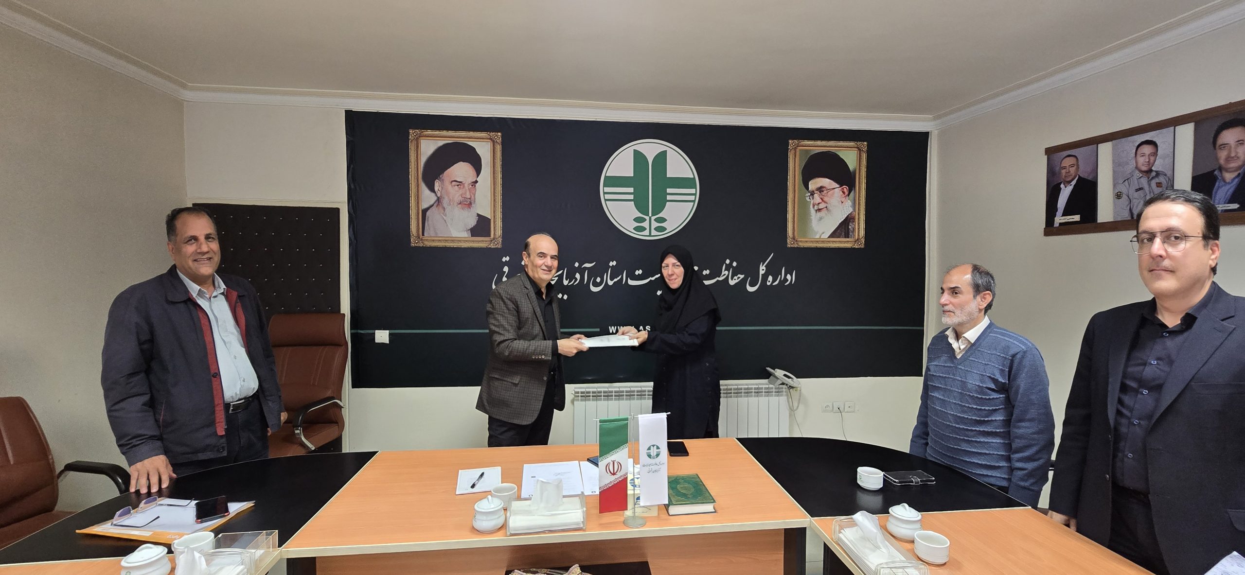 تجلیل مدیر کل حفاظت محیط زیست آذربایجان شرقی ازپیشگامان عرصه جهاد تبیین و روابط عمومی
