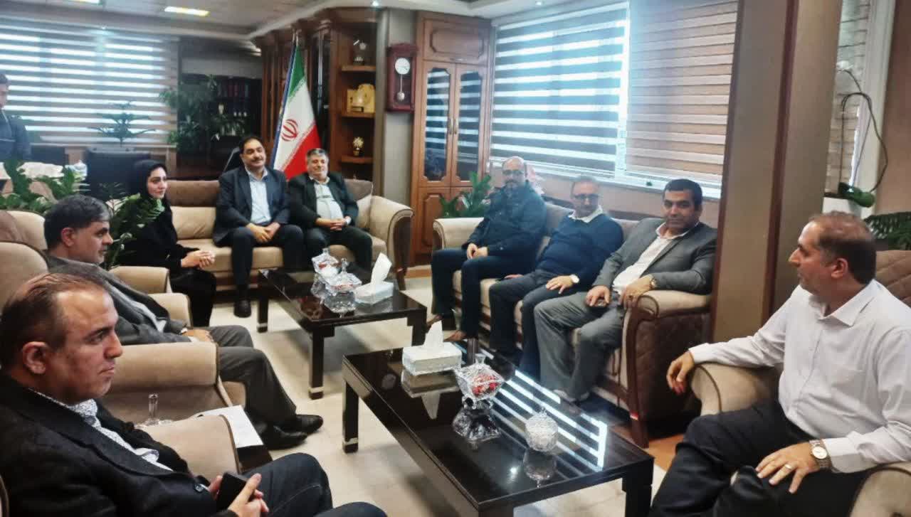 در نشست تخصصی اعضای هیئت‌مدیره کانون کارفرمایی استان آذربایجان شرقی با مدیرکل تعاون، کار و رفاه اجتماعی عنوان شد؛  تحقق اهداف و برنامه‌های راهبردی وزارت، مهم‌ترین مأموریت اداره‌کل تعاون، کار و رفاه اجتماعی آذربایجان شرقی