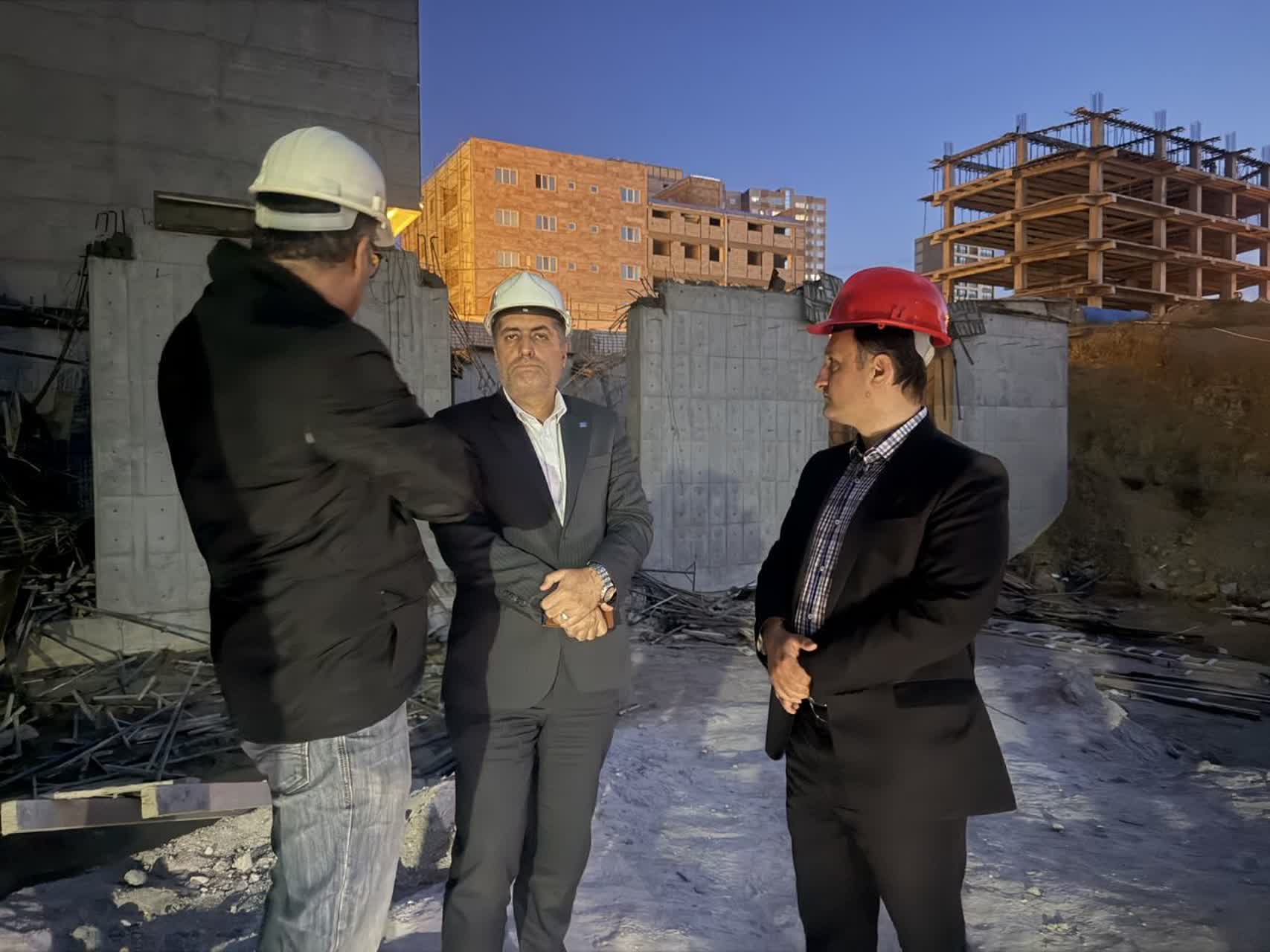 حضور میدانی مدیرکل تعاون، کار و رفاه اجتماعی آذربایجان شرقی در محل حادثه ساختمانی؛  بررسی میدانی حادثه ریزش سقف در حال بتن‌ریزی در پروژه‌ای در محله نصر تبریز